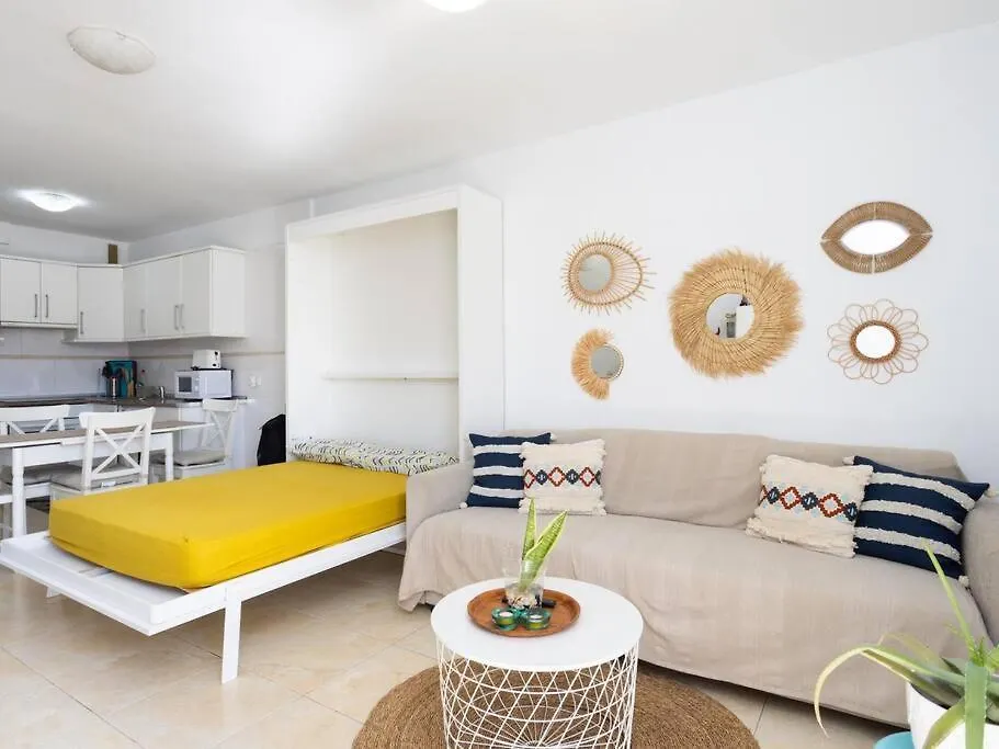 דירות קנדלריה Casa De La Madrina 0*,  ספרד